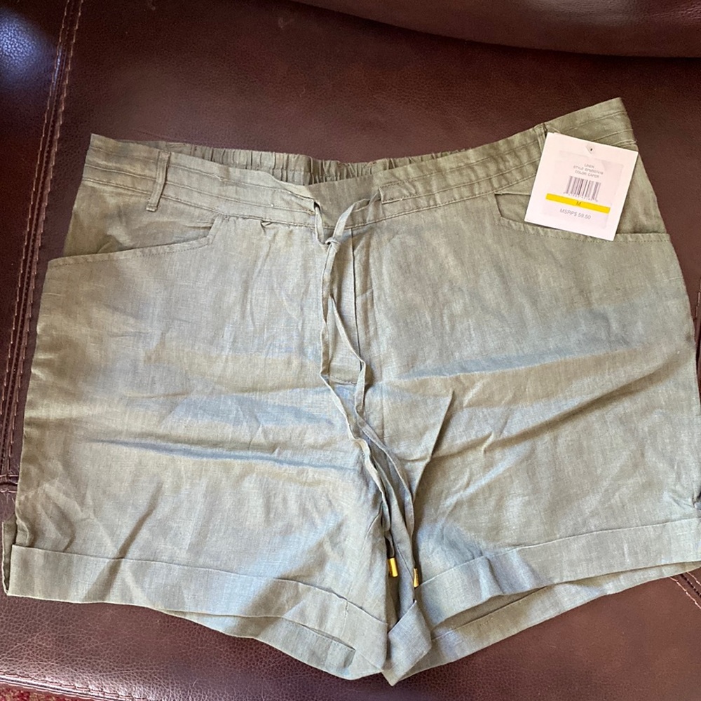 Ellen Tracy army green pull on linen shorts